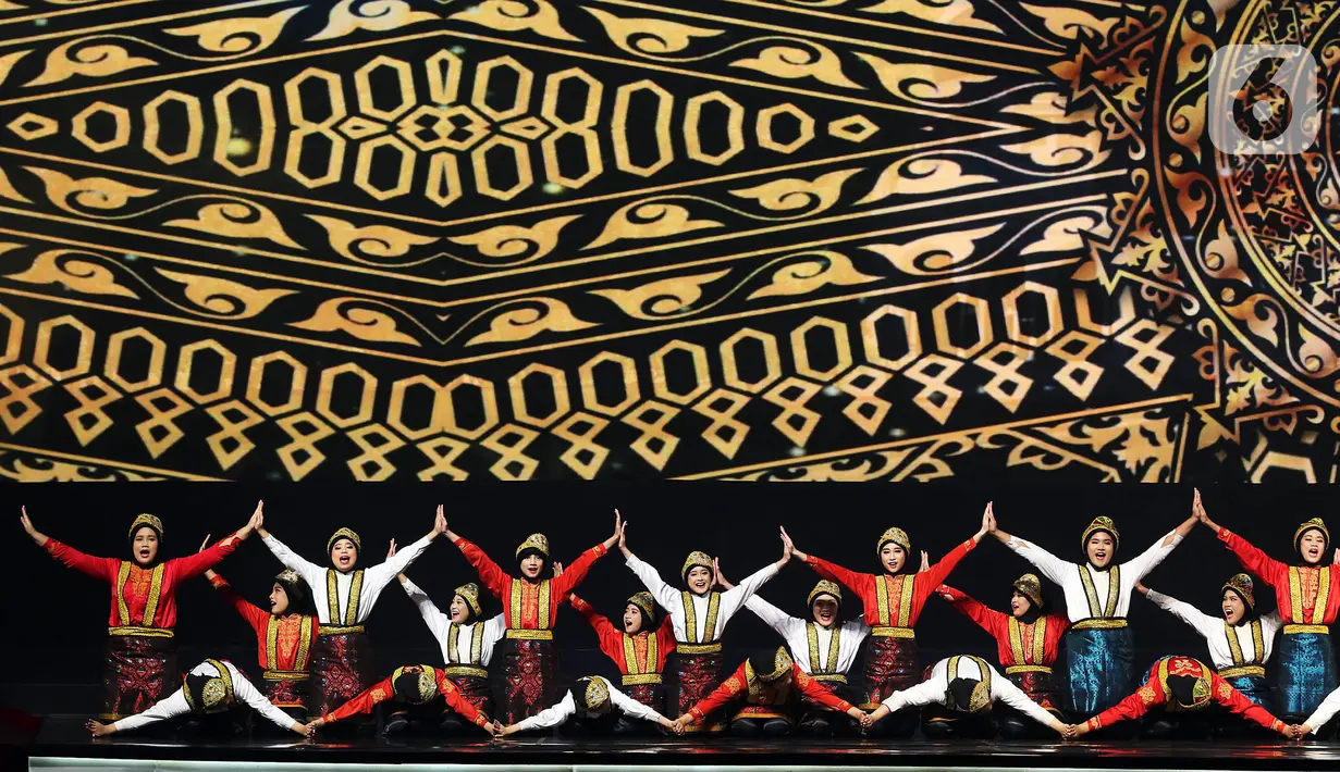 Penampilan penari tradisional saat pembukaan Rakernas I dan HUT ke-47 PDI Perjuangan di JIEXPO Kemayoran, Jakarta, Jumat (10/1/2020). Rakernas ini bertajuk 'Solid Bergerak Wujudkan Indonesia Negara Industri Berbasis Riset dan Inovasi Nasional'. (Liputan6.com/Johan Tallo)