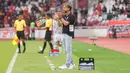 Pelatih kepala Persija Jakarta, Maurício Souza memberikan arahan kepada pemainnnya dalam laga lanjutan BRI Super League 2025/2026 melawan Persijap di Stadion Utama Gelora Bung Karno (SUGBK), Senayan, Jakarta, Sabtu (03/01/2025). (Bola.com/Abdul Aziz)