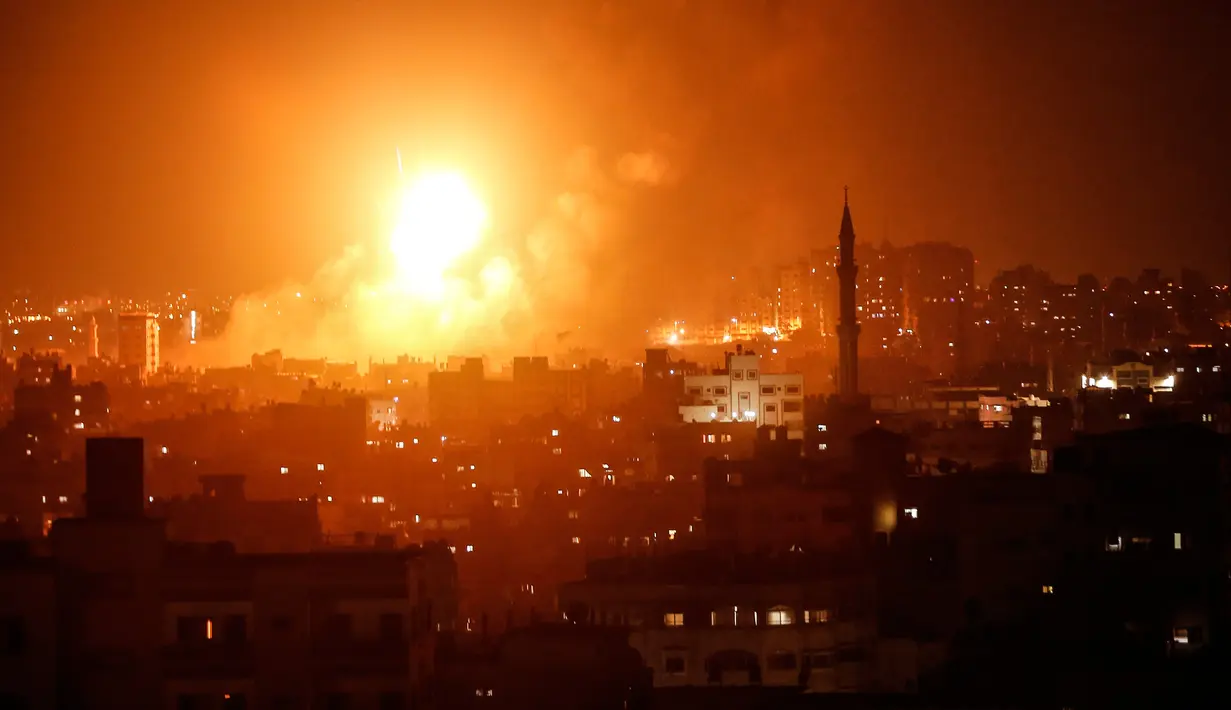 Ledakan yang disebabkan oleh serangan udara Israel di Gaza City, Rabu (8/8). Israel menyerang sejumlah sasaran di Jalur Gaza setelah dihujani roket dari wilayah pesisir yang dikuasai oleh Hamas tersebut. (MAHMUD HAMS/AFP)