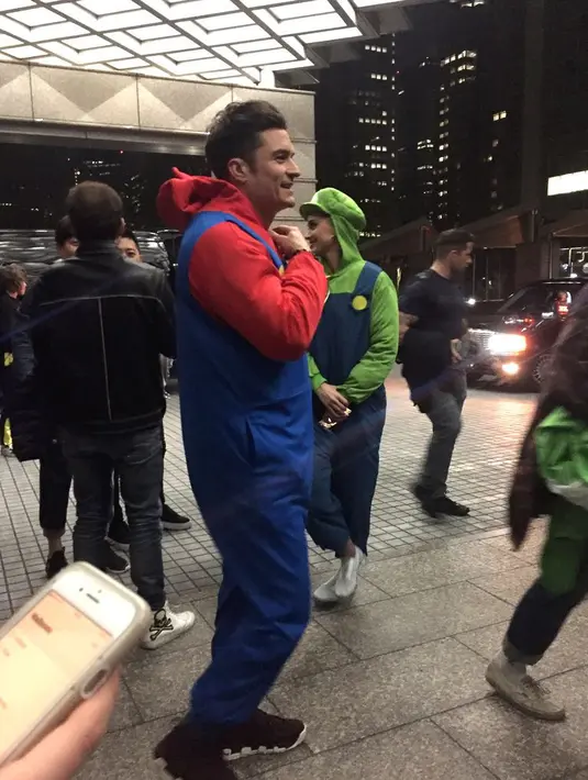 Bahkan Orlando menemani Katy saat pergi ke Jepang pada bulan lalu. (SWNS - Cosmopolitan)