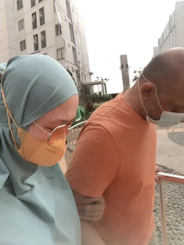 6 Potret Harry Pantja dan Istri, Setia Mendampingi Selama Perawatan Stroke
