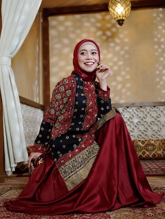Lesti Kejora terlihat berani dengan atasan batik lengan panjang dan rok maxi satin [@lestykejora]
