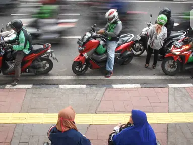 Ojek online menunggu dan menurunkan penumpang di Jakarta, Kamis (20/2/2020). Kementerian Perhubungan sedang menggodok kenaikan tarif ojek online. (Liputan6.com/Angga Yuniar)