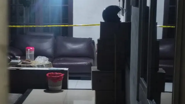 Garis polisi masih melintang di lokasi rumah korban perampokan, Sukamaju Baru, Tapos, Depok.