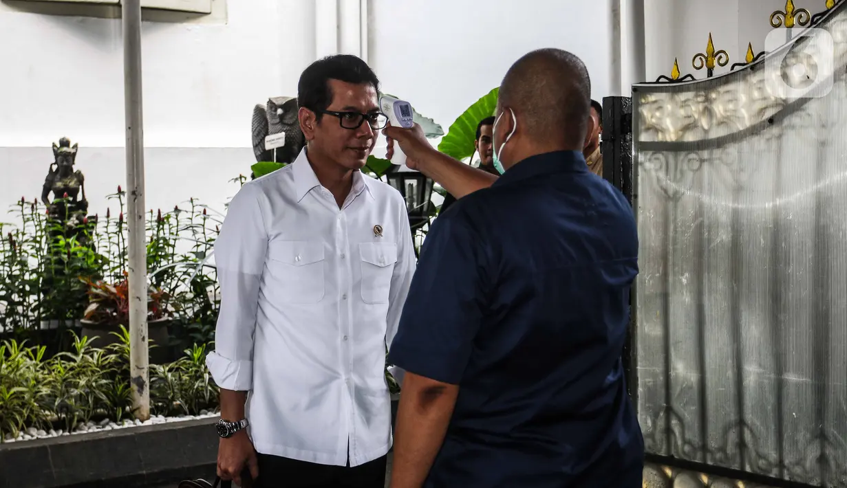 Menparekraf Wishnutama menjalani pemeriksaan suhu tubuh saat akan memasuki Kompleks Istana Kepresidenan, Jakarta, Selasa (3/3/2020). Istana Kepresidenan memperketat pemeriksaan terhadap tamu, ASN, dan pejabat negara untuk mencegah penyebaran virus corona (COVID-19). (Liputan6.com/Faizal Fanani)