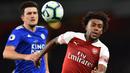 Striker Arsenal, Alex Iwobi, berusaha mengejar bola saat melawan Leicester pada laga Premier League Inggris di Stadion Emirates, London, Senin (22/10). Arsenal menang 3-1 atas Leicester. (AFP/Glyn Kirk)