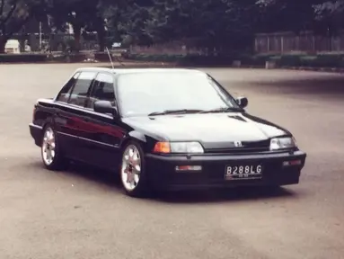 Honda Civic generasi keempat atau akrab disapa "Grand Civic" atau "Civic LX" di Indonesia ini menggunakan pelek Brabus Monoblock III a.k.a "Brajam" atau "Brabus Monti". Modifikasi seperti sempat menjadi tren bahkan sampai ke era awal 2000an. (Source: Instagram/@jujukmargono)