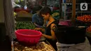 Pedagang menunggu pembeli di Pasar Senen, Jakarta, Kamis (11/2/2021). Pelayan publik akan segera divaksin karena kerap berhubungan langsung dengan masyarakat. (Liputan6.com/Faizal Fanani)