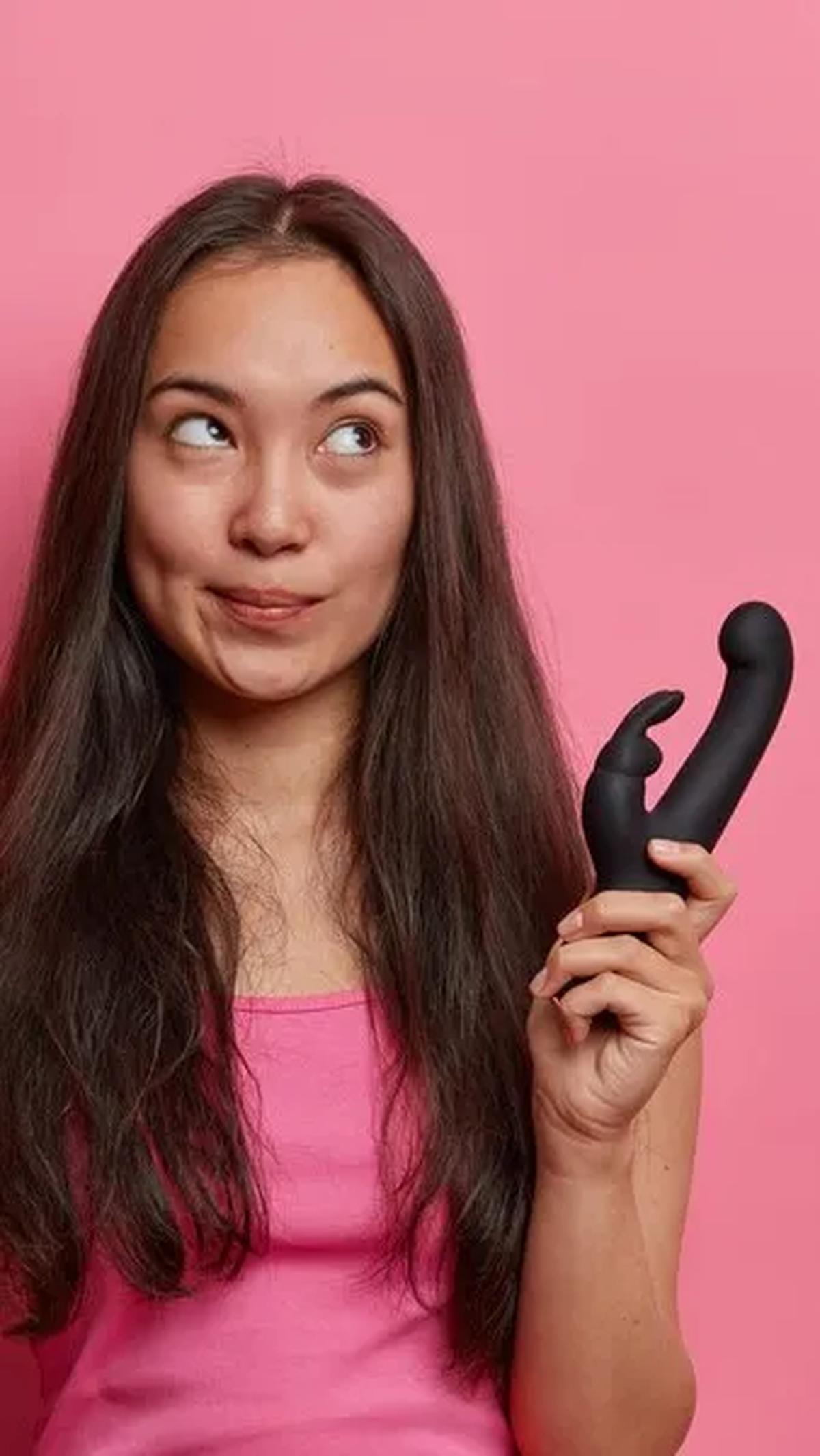 "Jika pengguna vibrator biasa berhubungan seks atau masturbasi tanpa vibrator dan menyadari bahwa mereka lebih sulit mencapai orgasme, maka mereka harus menggunakannya," kata Eyvazzadeh.