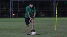Pelatih Timnas Indonesia, Shin Tae-yong, mengamati anak asuhnya saat sesi latihan di Lapangan B Senayan, Jakarta, Selasa (9/11/2021). (Bola.com/M Iqbal Ichsan)
