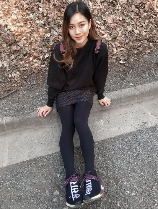 Liburan ke Jepang, Jessica Jane tampil serba hitam layaknya cewek mamba. Meski mengenakan outfit hitam, ia tetap tampil feminin dengan memadukan sweater, mini skirt bertekstur dan stocking hitam. [instagram/jessicajane99]