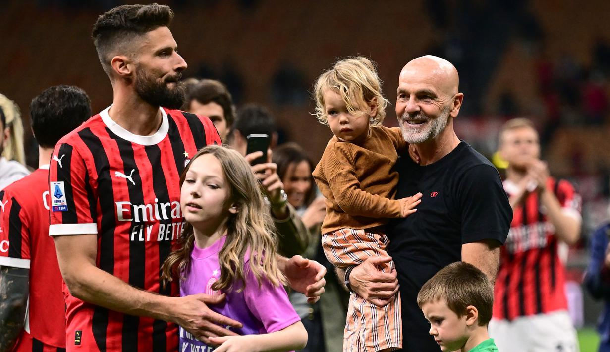 Penyerang AC Milan #09 Olivier Giroud dan putrinya Jade merayakan di samping pelatih AC Milan Stefano Pioli dan kerabatnya pada akhir pertandingan terakhir mereka saat melawan Salernitana dalam matchday terakhir Serie A di San Siro, Minggu (26/5/2024) dini hari WIB. (MARCO BERTORELLO / AFP)