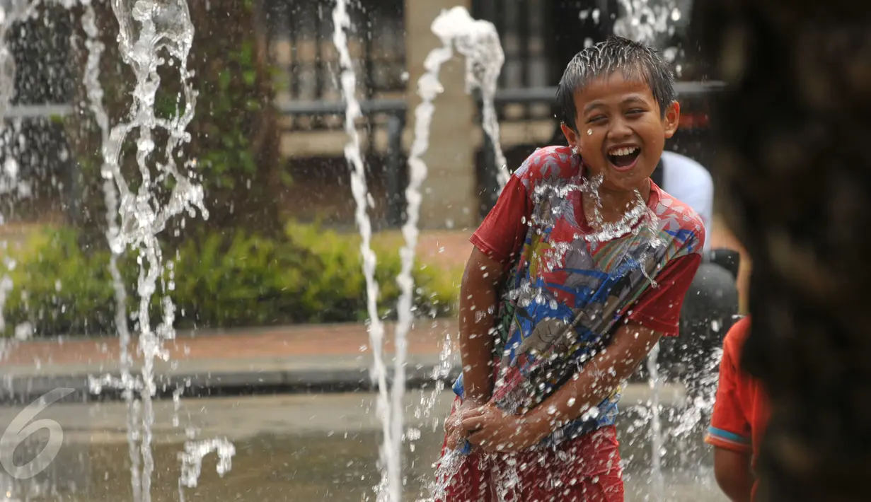 Seorang anak bermain air di Taman Kodok kawasan Menteng, Jakarta, Minggu (17/1/2016). Taman Kodok kerap dijadikan tempat bermain oleh sejumlah anak pada setiap hari libur. (Liputan6.com/Faisal R Syam)