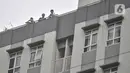 Pasien positif Covid-19 saat sedang berjemur di balkon Tower 5 RSD Wisma Atlet, Kemayoran, Jakarta, Senin (23/11/2020). Total kasus konfirmasi COVID-19 di Indonesia hari ini mencapai angka 502.110 usai penambahan harian sebanyak 4.442. (merdeka.com/Iqbal S Nugroho)
