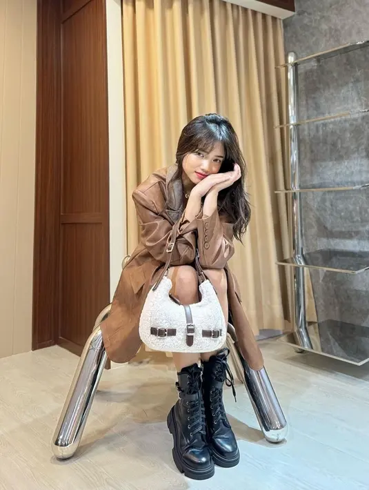 Dalam potret tersebut, Fuji tampil dalam dua outfit. Outfit pertama, Fuji memakai inner hitam yang dipadukan dengan outer coklat.