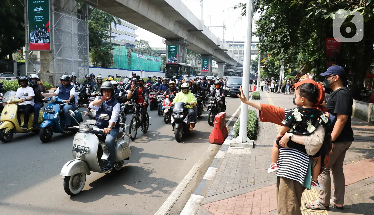 Gubernur DKI Jakarta, Anies Baswedan, menaiki sepeda motor vespa menyapa warga saat melintas di Jalan Jenderal Sudirman, Jakarta Pusat, Minggu (16/10/2022). Sebelumnya, Anies Baswedan bersama Ahmad Riza Patria berpamitan sekaligus mengucapkan terima kasih kepada warga Jakarta di halaman Balai Kota DKI Jakarta. (Liputan6.com/Herman Zakharia)