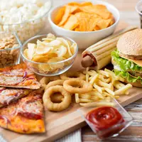 5 Makanan yang Harus Dihindari Agar Berat Badan Tetap Ideal/copyright shutterstock