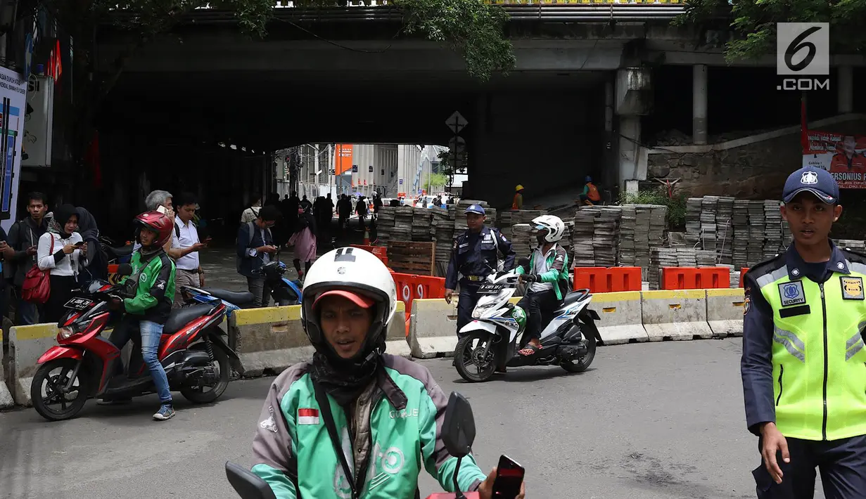 Underpass Sudirman yang ditutup saat perbaikan jalan dan pedestrian di Jalan Kendal, Jakarta, Selasa (5/3). Underpass tersebut ditutup untuk dijadikan pedestrian penunjang Transit Oriented Development (TOD) Dukuh Atas. (Liputan6.com/Immanuel Antonius)