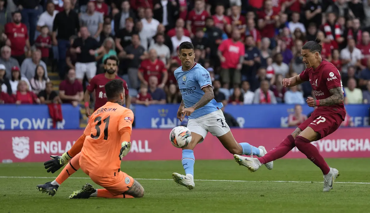 Pemain Liverpool, Darwin Nunez (kanan) berusaha mencetak gol ke gawang Manchester City yang dijaga Ederson (kiri) saat laga Community Shield 2022 di King Power Stadium, Sabtu (30/07/2022) malam WIB. (AP/Frank Augstein)