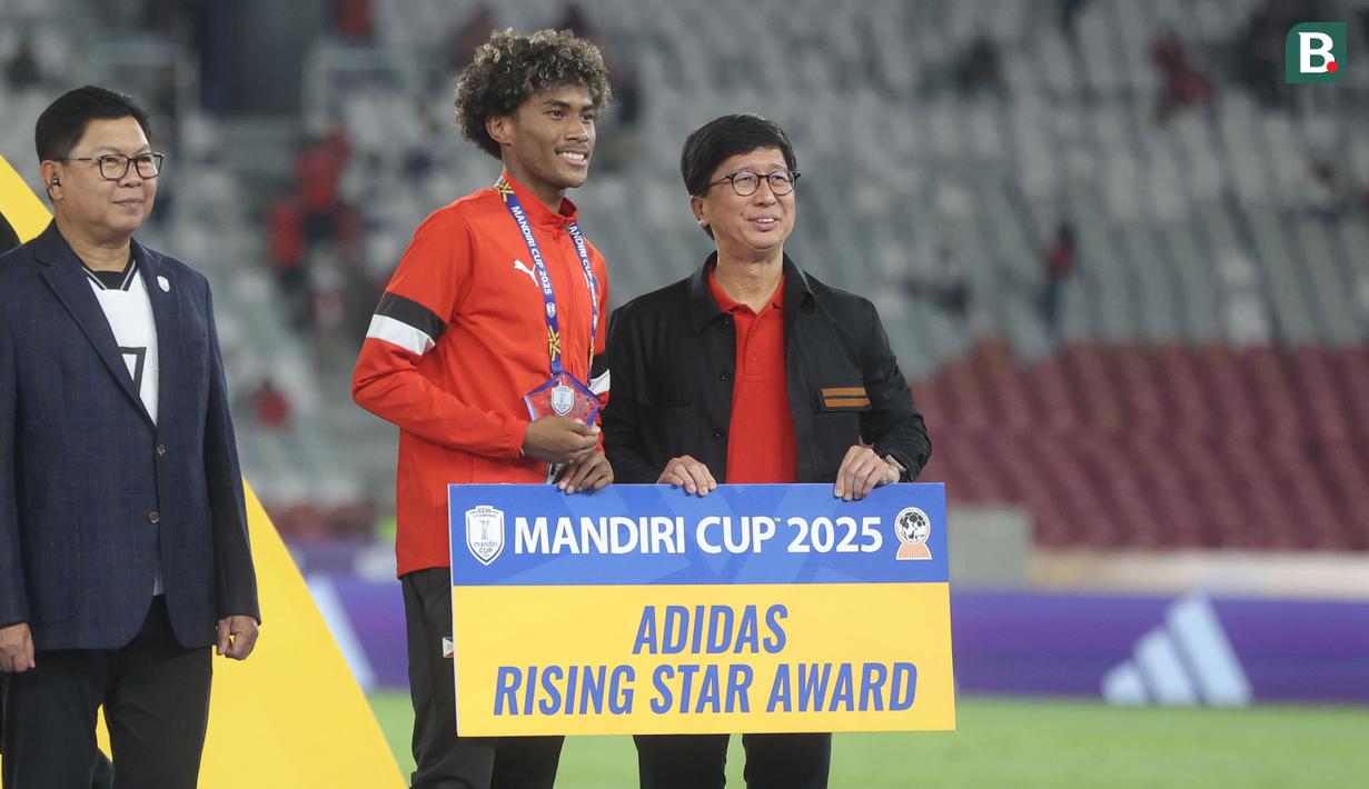 Pemain asal Filipina, Otu Banatao, mendapat penghargaan sebagai pemain muda terbaik. Banatao yang baru berusia 18 tahun menjadi ujung tombak berbahaya dari tim muda Azkals dengan mencetak tiga gol yang turut mengantar Filipina menempati peringkat keempat pada Piala AFF U-23 2025. (Bola.com/M Iqbal Ichsan)