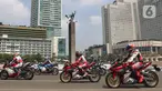 Parade pembalap MotoGP di kawasan Bundaran HI, Jakarta, Rabu (16/3/2022). Sebanyak 20 pembalap ikut ambil bagian. Sebagian besar merupakan rider yang akan tampil pada MotoGP Mandalika, 18-20 Maret 2022. (Liputan6.com/Herman Zakharia)
