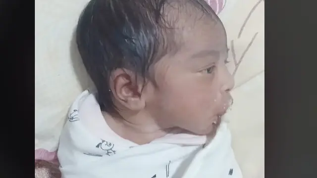 Bayi baru lahir umur 10 hari disuapi bubur. (Foto: Tangkapan Layar Ruly Jember)