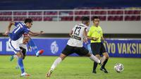 Beruntung Persib punya Frets Butuan. Aksinya di dalam kotak penalti mampu menjebol gawang Madura United dimenit ke-8. (Bola.com/Bagaskara Lazuardi)