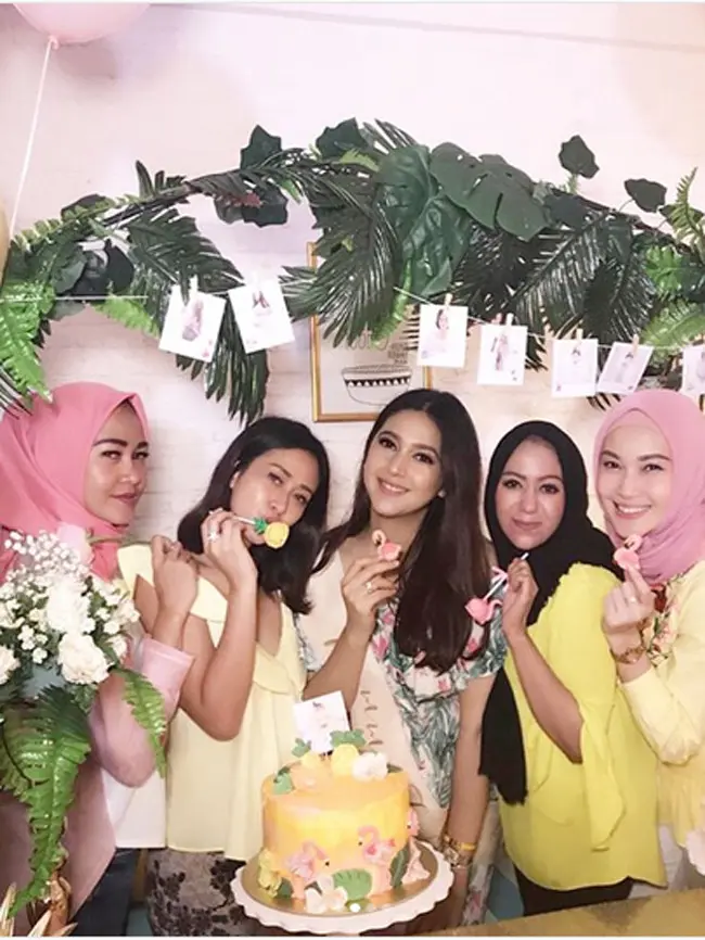 Nabila Syakieb bersama teman-teman di acara baby shower. (Instagram)