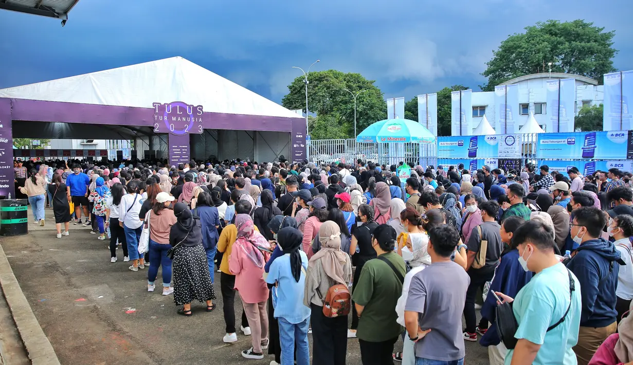 Antusiasme Teman Tulus sudah terlihat sejak siang menuju sore hari. Mereka memadati venue yang menyediakan cenderamata hingga spot untuk mengabadikan momen. [Adrian Putra/Fimela.com]