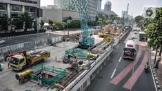 Aktivitas proyek pembangunan Mass Rapid Transit (MRT) Fase 2A Bundaran HI-Harmoni di Jalan MH Thamrin, Jakarta, Senin (14/3/2022). Direktur Utama PT MRT Jakarta William Sabandar mengungkapkan, progres proyek MRT Fase 2A saat ini mencapai 34 persen. (merdeka.com/Iqbal S. Nugroho)