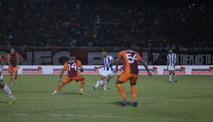 Gelandang Persib Bandung, Luciano Guaycochea mendapatkan penjagaan ketat dari para pemain Borneo FC Samarinda dalam laga tunda pekan ke-21 BRI Super League 2025/2026 di Stadion Segiri, Samarinda, Minggu (15/3/2026). (Bola.com/Erwin Snaz)