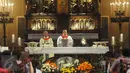 Ribuan jemaat merayakan malam Misa Natal di Gereja Katedral, Jakarta, Sabtu (24/12). Misa Natal  pertama dipimpin oleh Romo Stephanus Bratakartana dan Alexius Andang L Binawan. (Liputan6.com/Helmi Afandi)