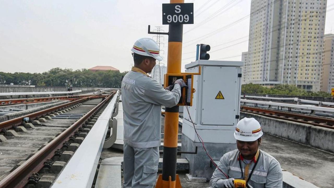 Pekerja melakukan pengecekan arus listrik pada jalur Light Rail Transit (LRT) Jakarta di Depo LRT Jakarta Pegangsaan Dua, Jakarta, Rabu (8/5/2024). Foto: Liputan6.com / Angga Yuniar<br>