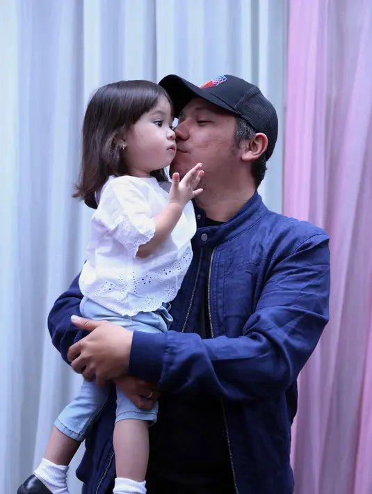 Ditemui usai Press Screening Film Hangout di Plaza Senayan XXI, Jakarta, Kamis (15/12/2016), ayah satu anak itu membenarkan tidak lagi menjadi pembawa acara musik yang tayang pagi tersebut. (Nurwahyunan/Bintang.com)