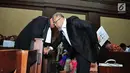 Patrialis Akbar berinteraksi dengan kuasa hukumnya saat sidang di Gedung Pengadilan Tipikor, Jakarta, Senin (21/8). Pada sidang tersebut Patrialis Akbar Membacakan Nota pembelaan sebanyak 38 halaman yang di buatnya sendiri. (Liputan6.com/Helmi Afandi)