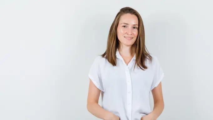 Kemeja Putih Favoritmu Mulai Kusam? Ini 5 Tips Merawatnya yang Bisa Kamu Coba [Dok/freepik.com]