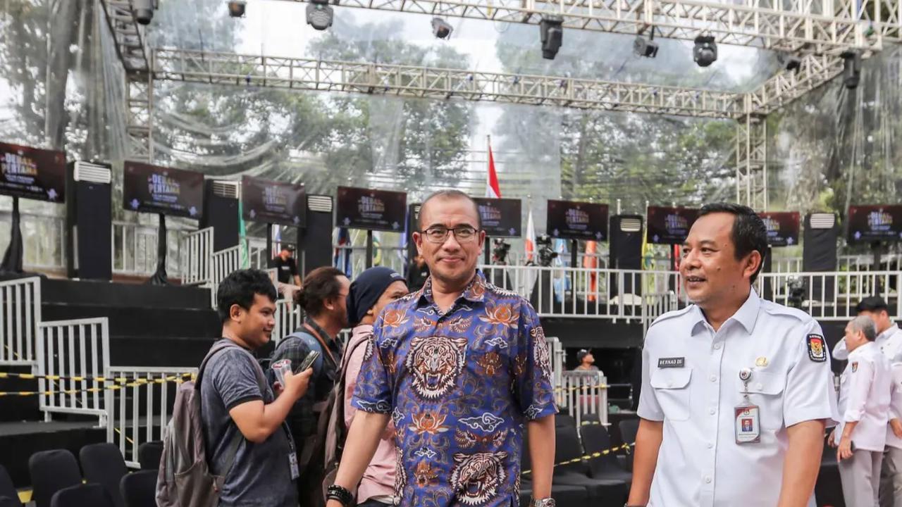 Komisi Pemilihan Umum (KPU) sedang melakukan persiapan untuk menggelar debat perdana capres dan cawapres pada hari Selasa (12/12/2023). Debat Pilpres ini bakal diadakan di halaman Gedung KPU RI, Menteng, Jakarta Pusat.