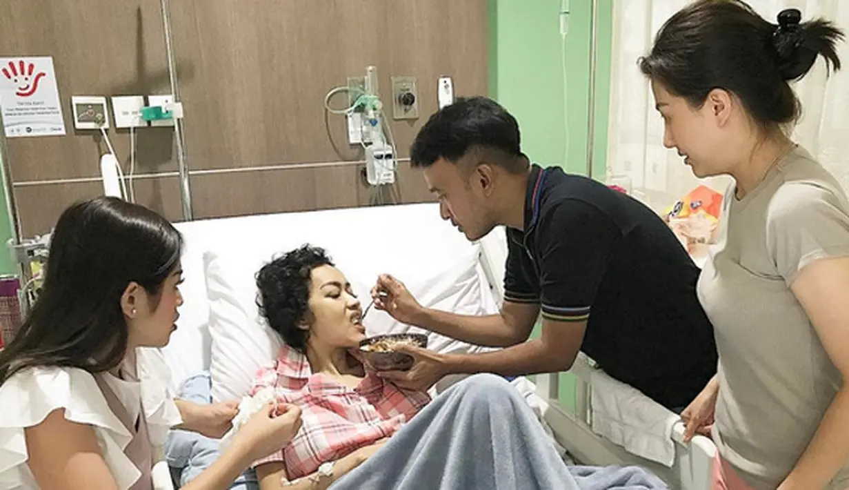 Nama Julia Perez kini tinggal kenangan. Menghembuskan napas terakhir pada Sabtu (10/6/2017) di RSCM, Jakarta Pusat, Jupe meninggalkan kenangan indah di mata para sahabat. Berikut doa dan kenangan selebriti untuk Jupe. (Instagram/ruben_onshu)