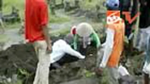 Takut Terbawa Banjir, Makam Dipindahkan
