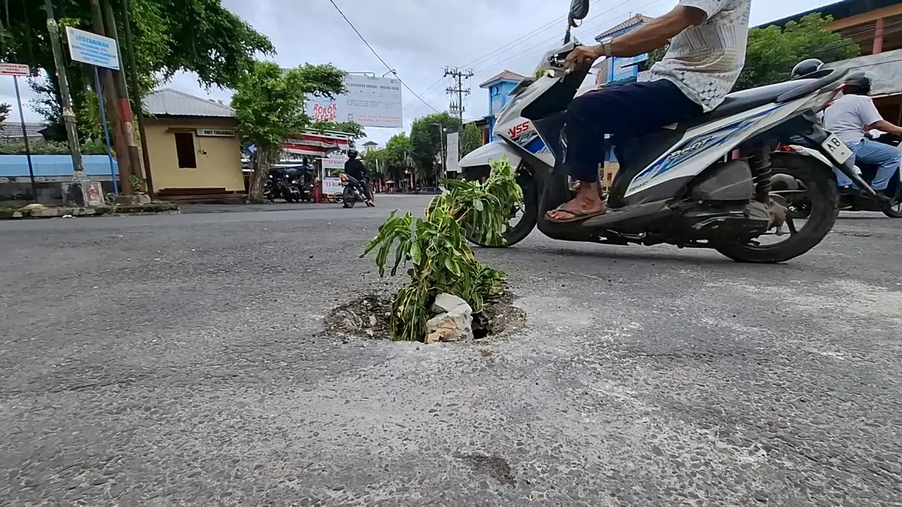 Warga Wonosari kesal jalan dilubangi