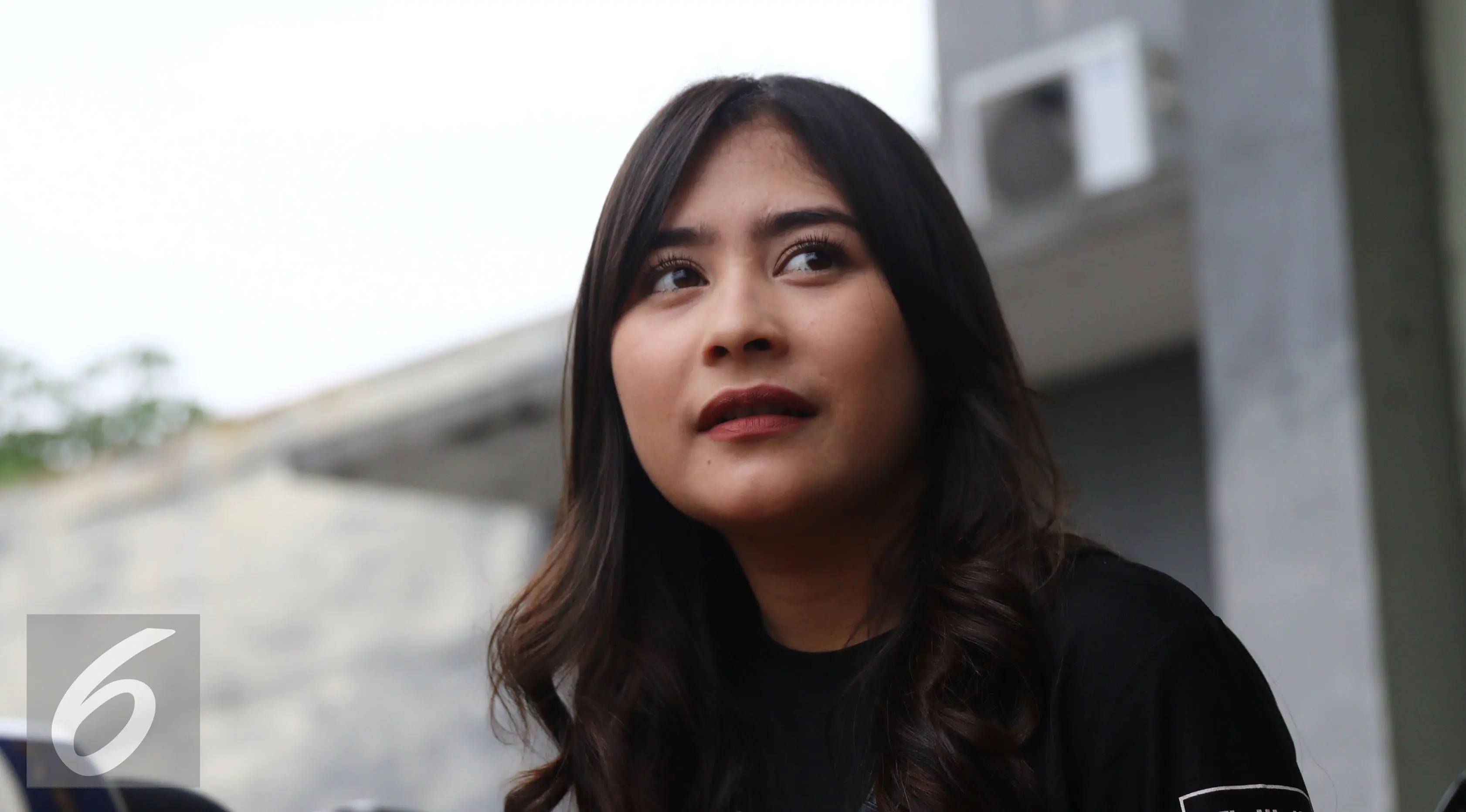 Prilly Latuconsina saat ditemui usai latihan vokal untuk SCTV Award di Erwin Gutawa Studio, Jakarta, Senin (21/11). Prilly mengaku kangen dengan Teuku Rassya yang kini sedang studi di London. (Liputan6.com/Herman Zakharia)