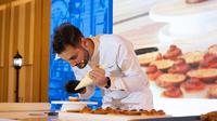 Pastry Chef dari Prancis,&nbsp;Kevin Zwygart, mendemonstrasikan kreasi pastry dan bakery menggunakan butter baru dari&nbsp;Elle &amp; Vire, di St. Regis Jakarta, 1 November 2023. (dok.&nbsp;Elle &amp; Vire)