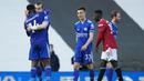 Para pemain Leicester City merayakan kemenangan 2-1 atas Manchester United usai berakhirnya laga lanjutan Liga Inggris 2020/2021 pekan ke-35 di Old Traffod Stadium, Manchester, Selasa (11/5/2021). (AFP/Dave Thompson/Pool)