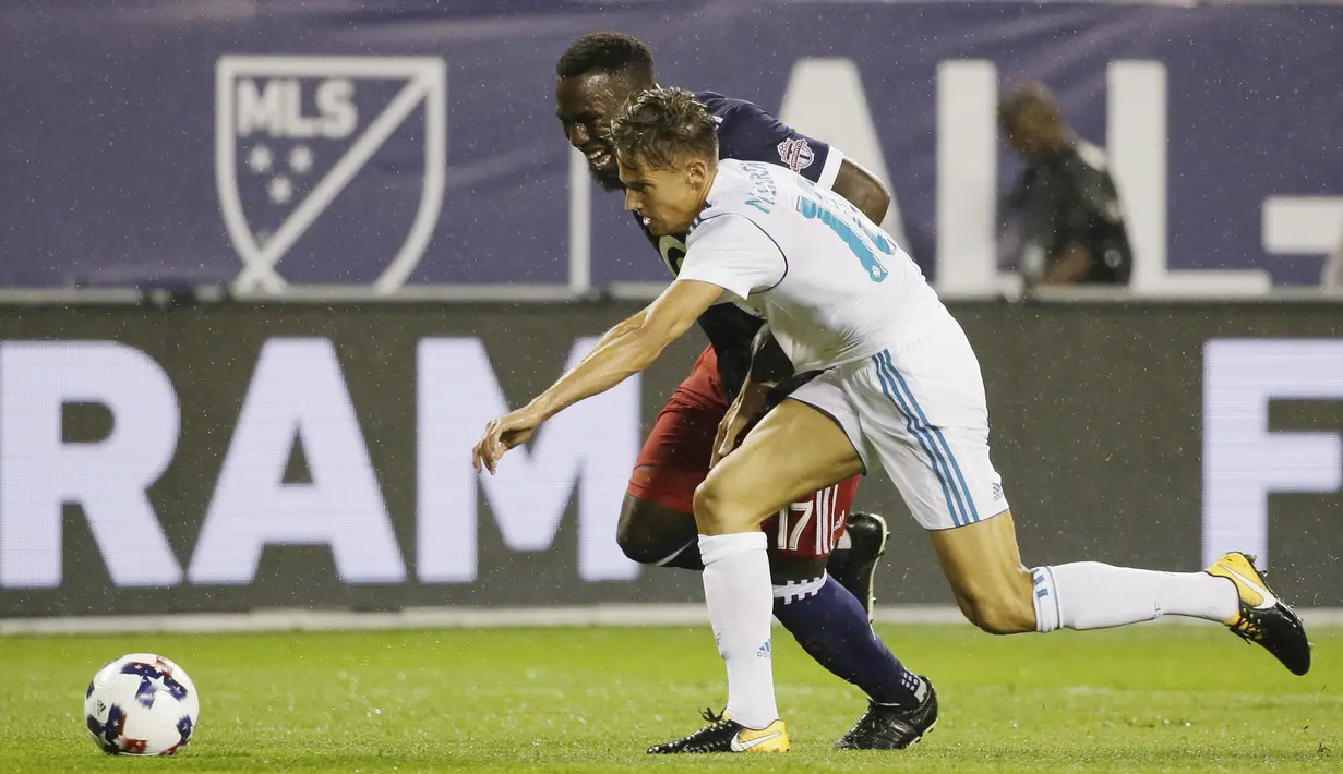 Gelandang Real Madrid, Marcos Llorente, berebut bola dengan pemain MLS All-Star, Jozy Altidore, pada laga persahabatan di Soldier Field, Chicago, Kamis (3/8/2017). Real Madrid menang 4-2 atas MLS All-Star melalui adu penalti. (AP/Nam Y. Huh)