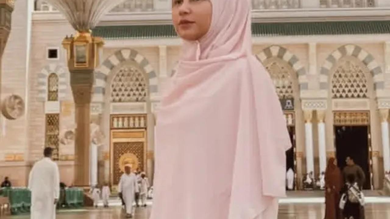 6 Potret Yunita Siregar Umroh, Gamis dan Hijab Pink Curi Perhatian