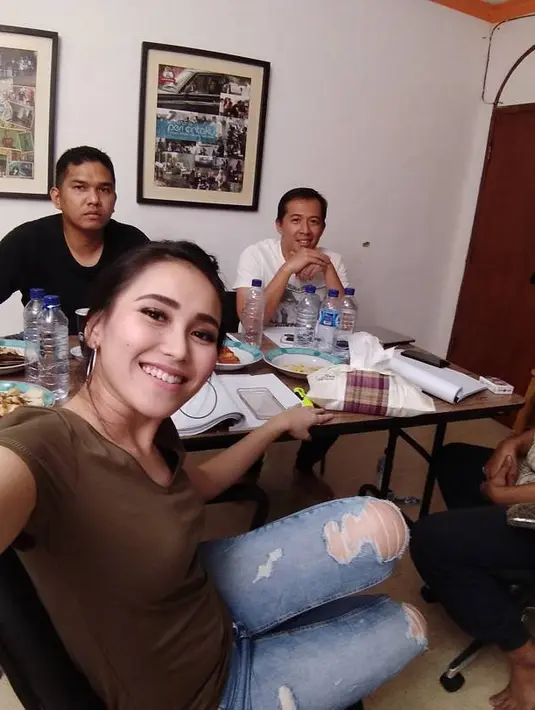 Beragam komentar terus menghiasi kolom komentar. Dukungan dari penggemarnya juga yang mencoba untuk menguatkan dan menerka-nerka apa makna status dalam foto tersebut. (instagram/ ayutingting92)