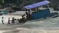 Tangkapan layar video insiden perahu wisatawan yang dihempas Gelombang (Arfandi Ibrahim/Liputan6.com)