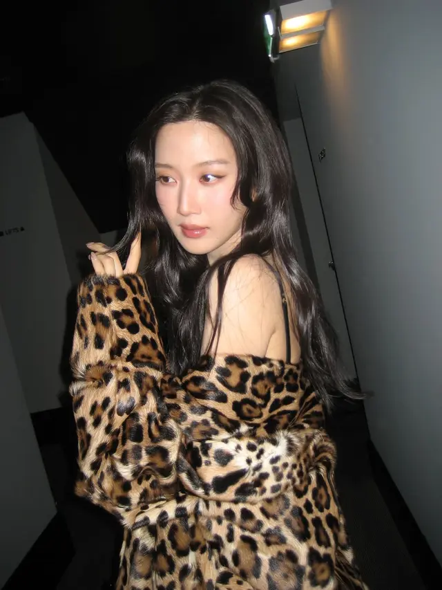 Gaya Sensasional Mun Ka Young dengan Bralette & Coat Motif Leopard di Milan Fashion Week