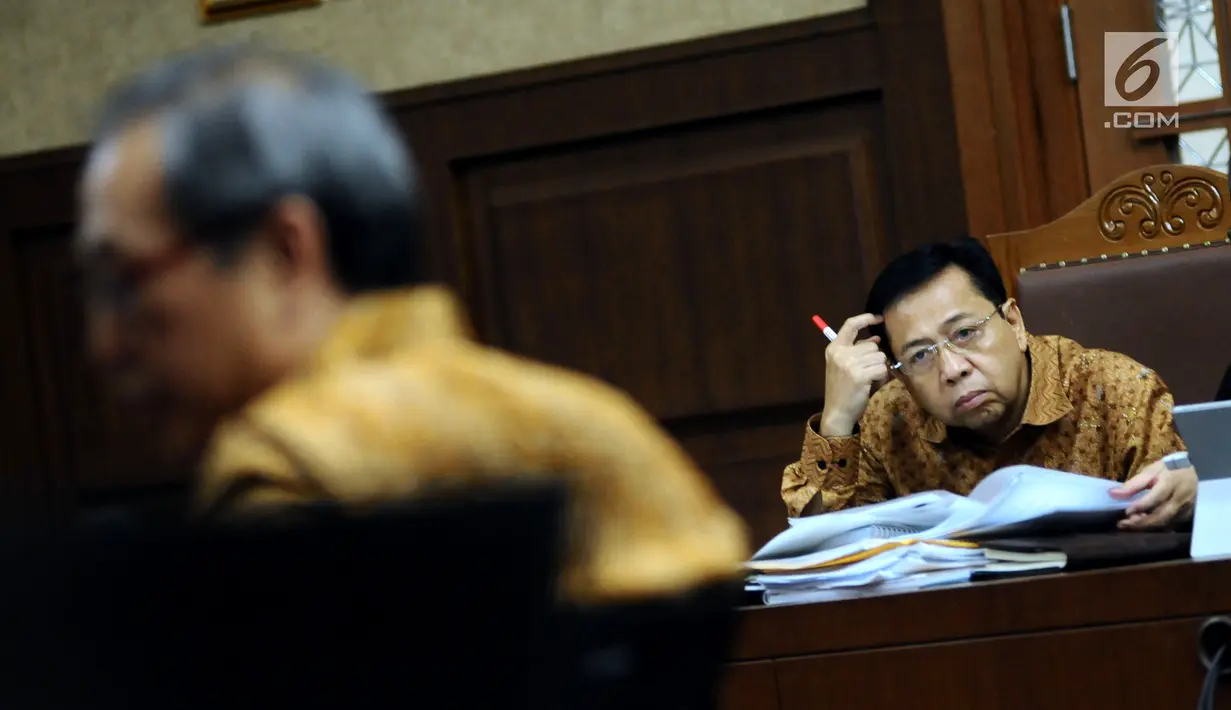Terdakwa dugaan korupsi proyek e-KTP Setya Novanto menyimak keterangan saksi Made Oka Masagung pada sidang lanjutan di Pengadilan Tipikor, Jakarta, Senin (22/1). Sidang menghadirkan sejumlah saksi dalam proyek e-KTP. (Liputan6.com/Helmi Fithriansyah)