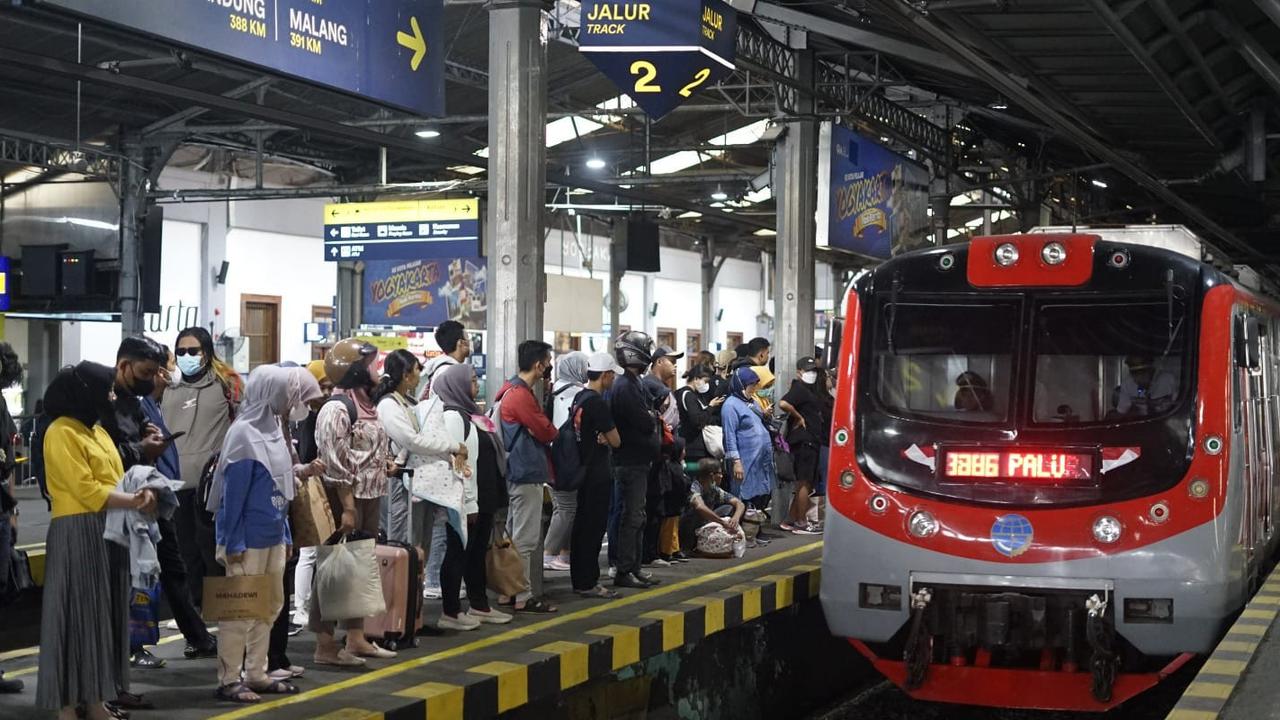 Gempa Magnitudo 4,9 Guncang Jakarta, KRL Sempat Berhenti 15 Menit